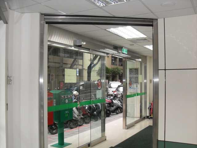 龍江路郵局大門廣告(內)